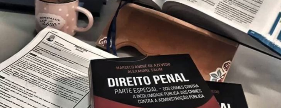 Livro de Direito Penal e materiais de estudo