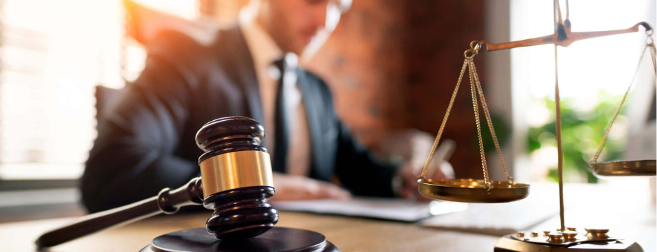 Martelo de juiz e balança da justiça